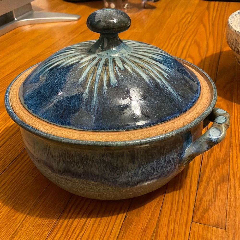 Serving bowl with lid and 5 bowls